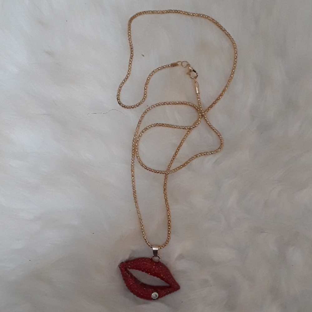 Lip necklace